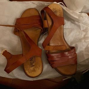 Woodblock leather sandals